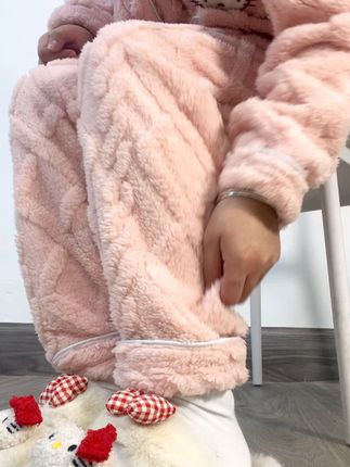 白色睡衣+白袜子