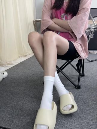 女生镜前穿搭照