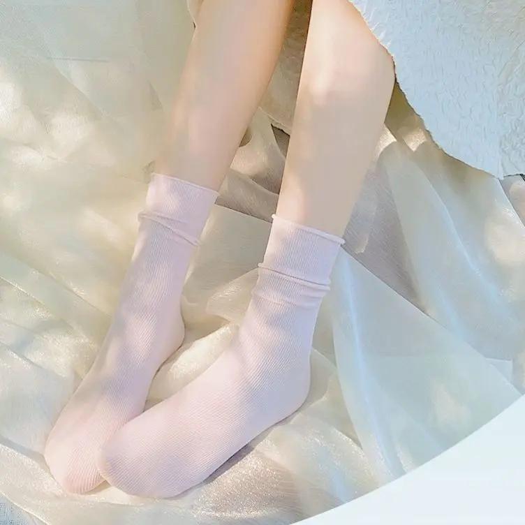 建议将原标题改为:“可爱女生袜子搭配