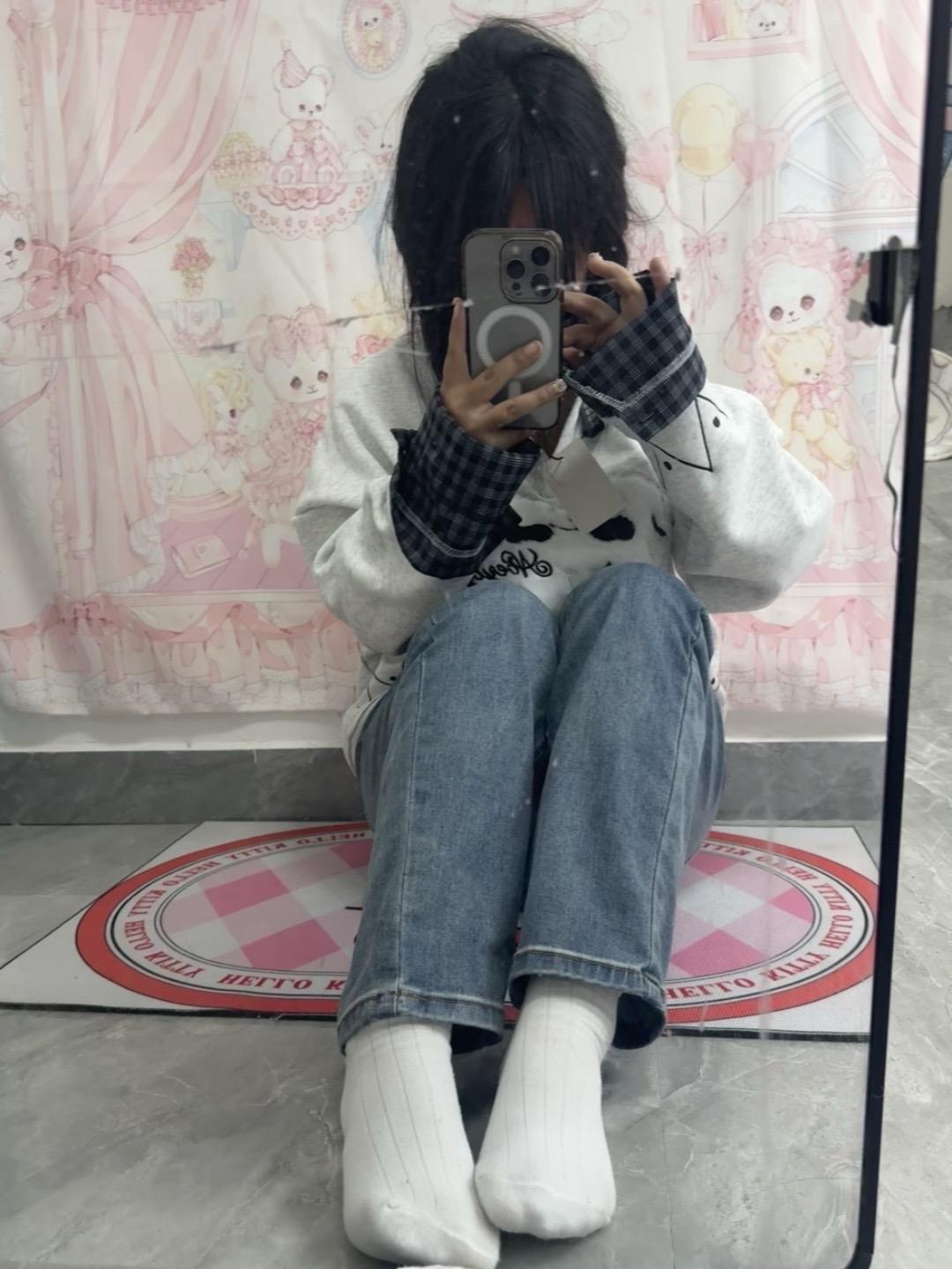 少女痴迷足部配饰与日常穿搭