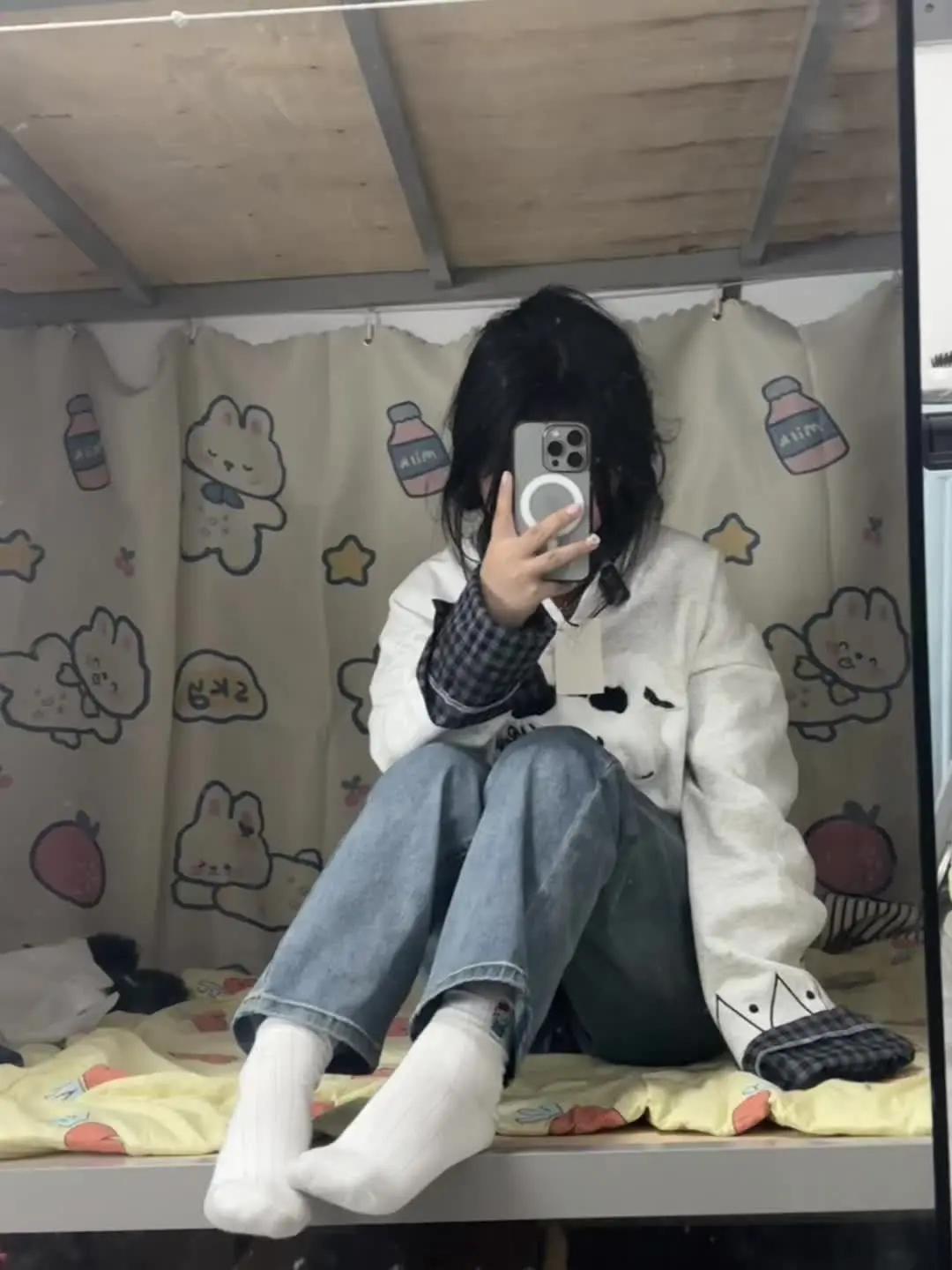 少女痴迷足部配饰与日常穿搭