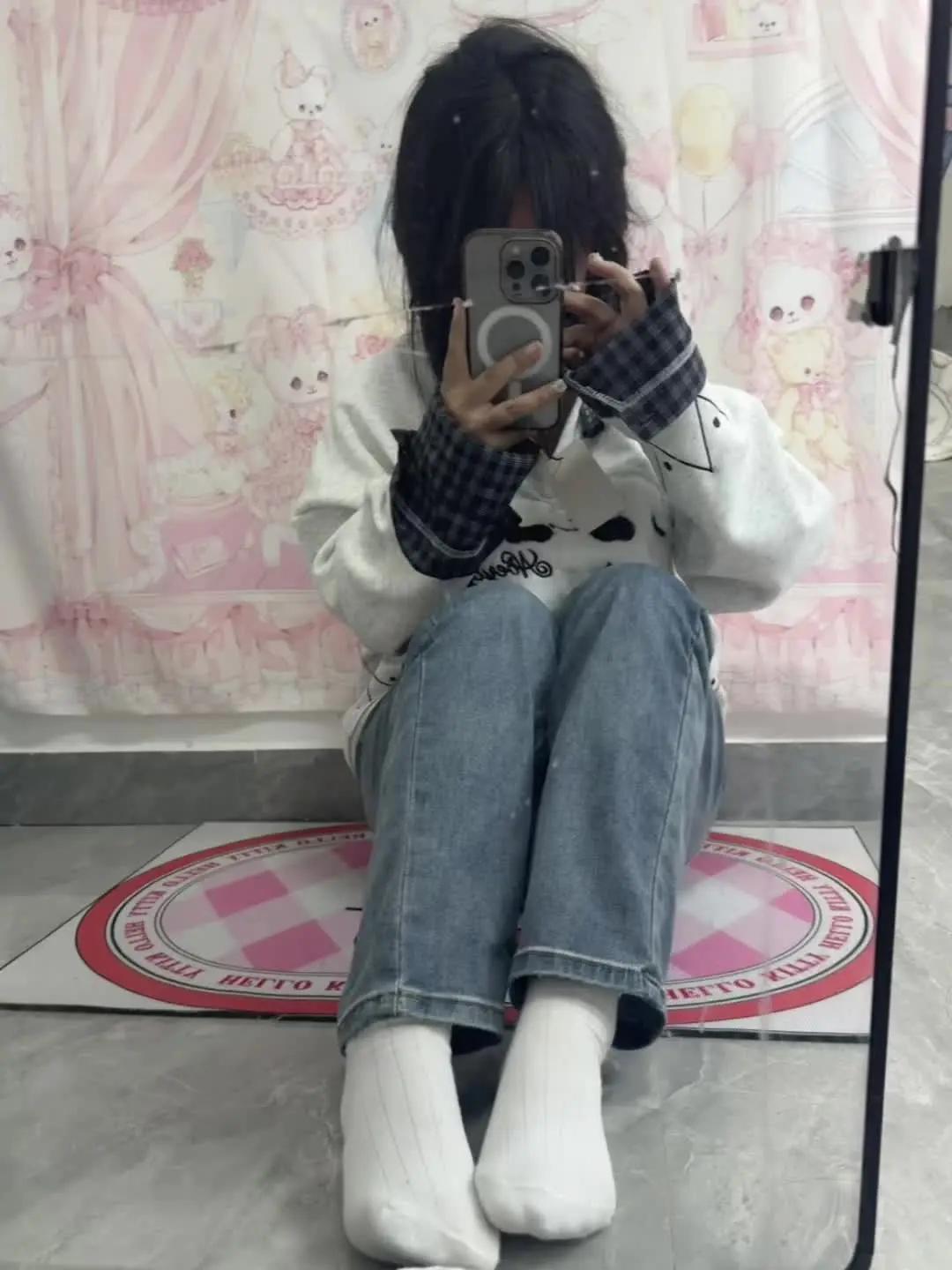 少女痴迷足部配饰与日常穿搭