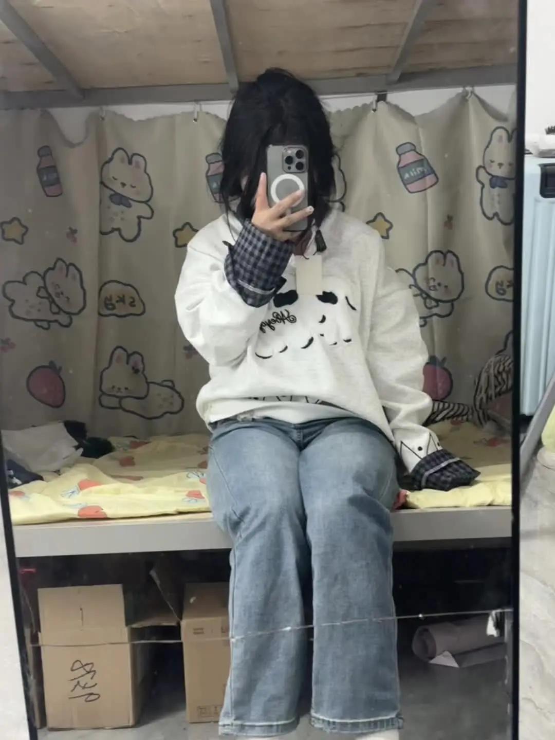 少女痴迷足部配饰与日常穿搭