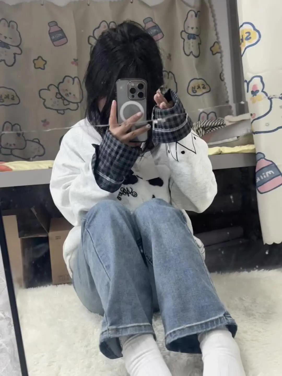 少女痴迷足部配饰与日常穿搭