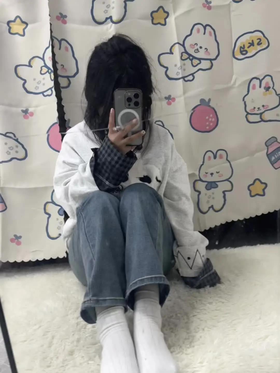 少女痴迷足部配饰与日常穿搭