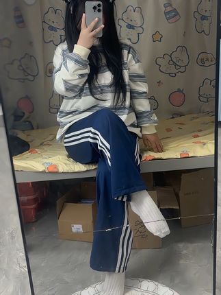 黑丝袜子与拖鞋:宽松裤子中的时尚搭配