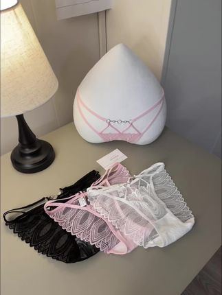 这款内裤真的很舒服 温柔又有感觉 颜色和蕾丝材质都不扎 佩戴起来很贴合 拥有完美的聚拢效果 让你闭眼入