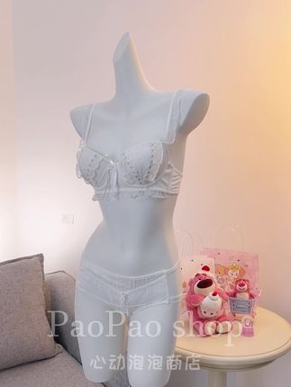 轻触锁骨感受那微微凹陷的曲线