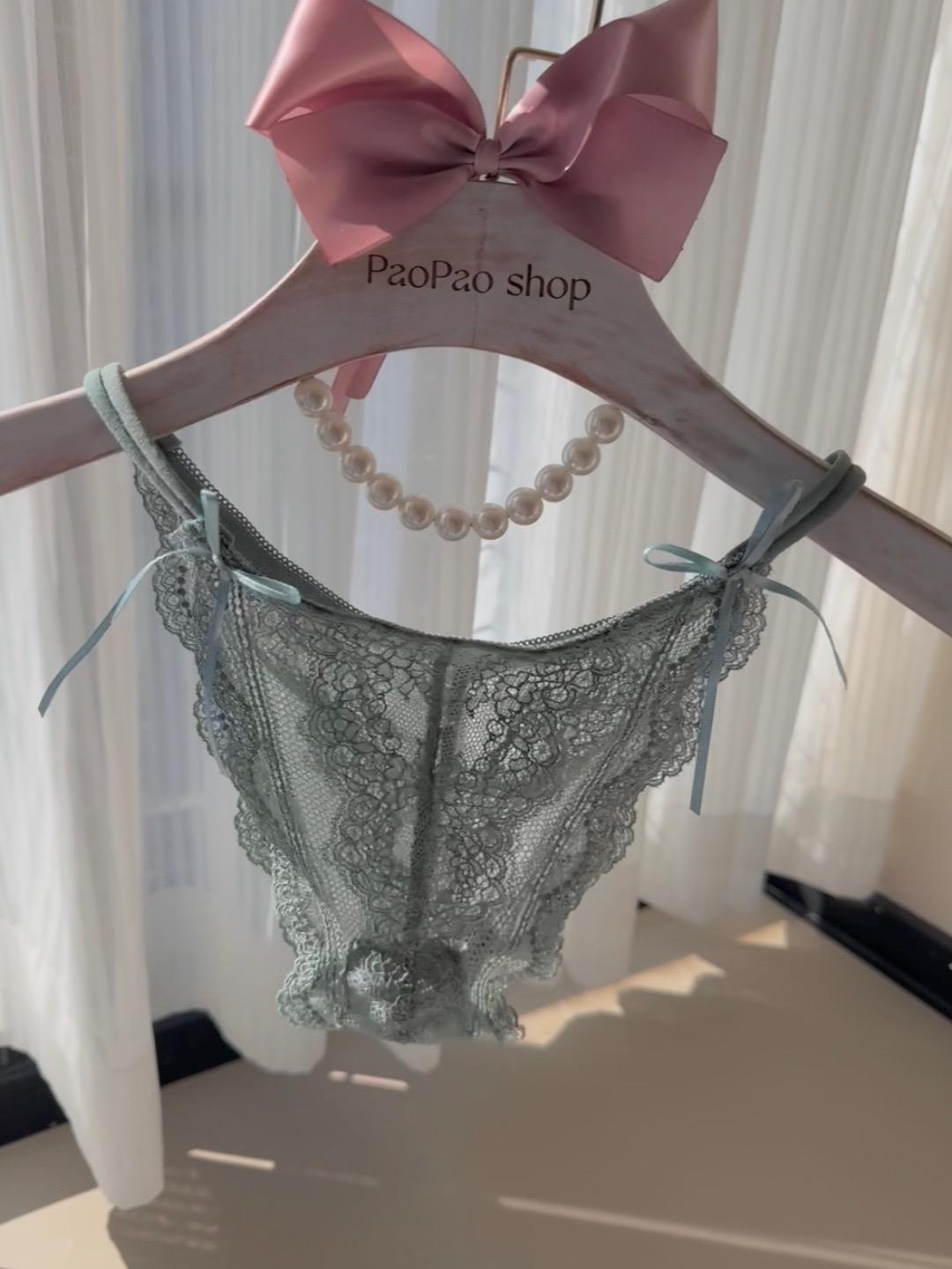 纯欲漫画感 · 白丝蕾丝内衣自在承托
