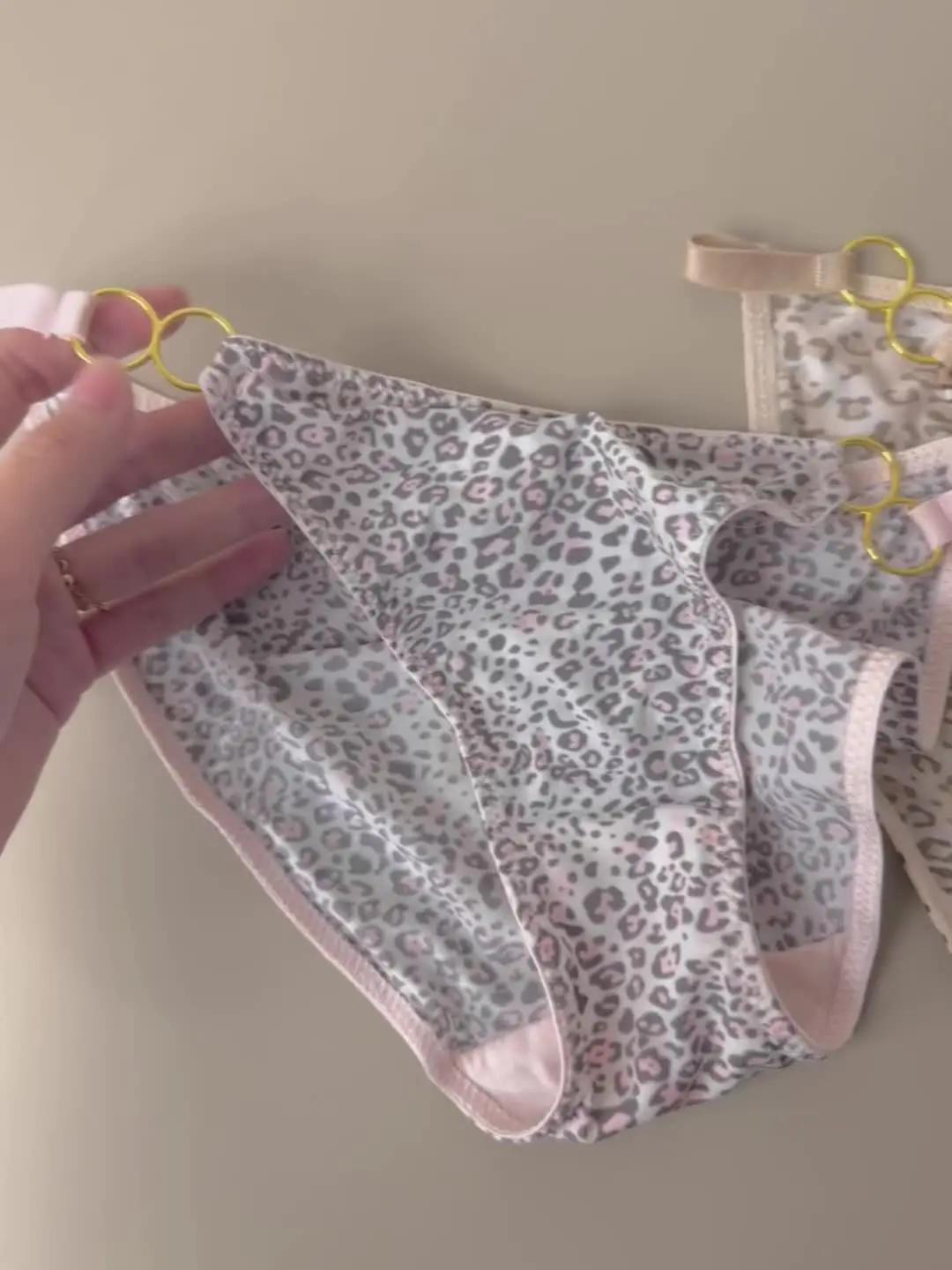 这款原味内裤设计巧妙,穿上瞬间拉长腿部曲线,营造折角腰效果。作为女生开学必备的贴身衣物,它让穿衣自由成为现实,一周穿搭轻松不重样,展现独特魅力。