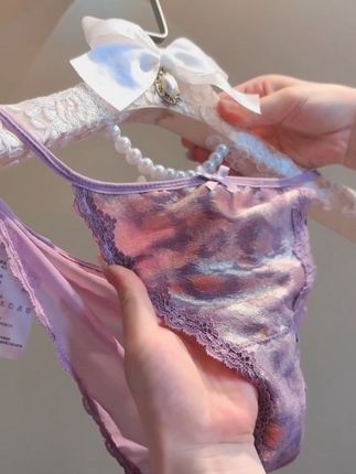 [原标题]:甜欲拉满蕾丝边真的好美纯欲天花板仙女蕾丝日系甜美斩男穿搭
[改写标题]:蕾丝内裤让你感受到原味的诱惑