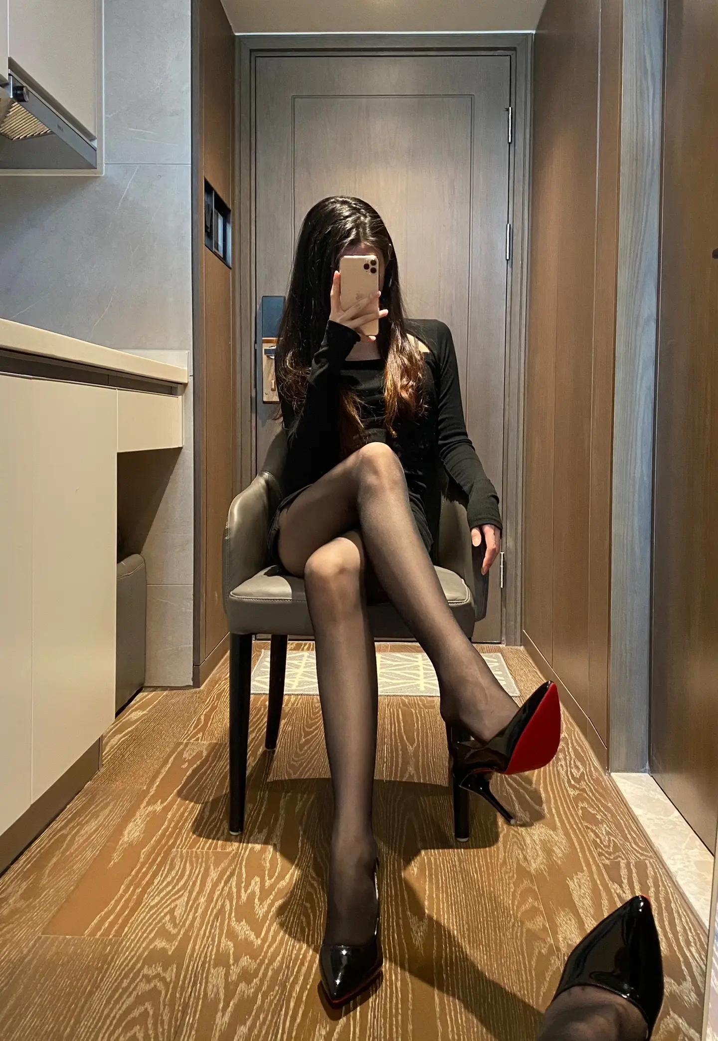 原味丝袜:黑色美腿诱惑的秘密!