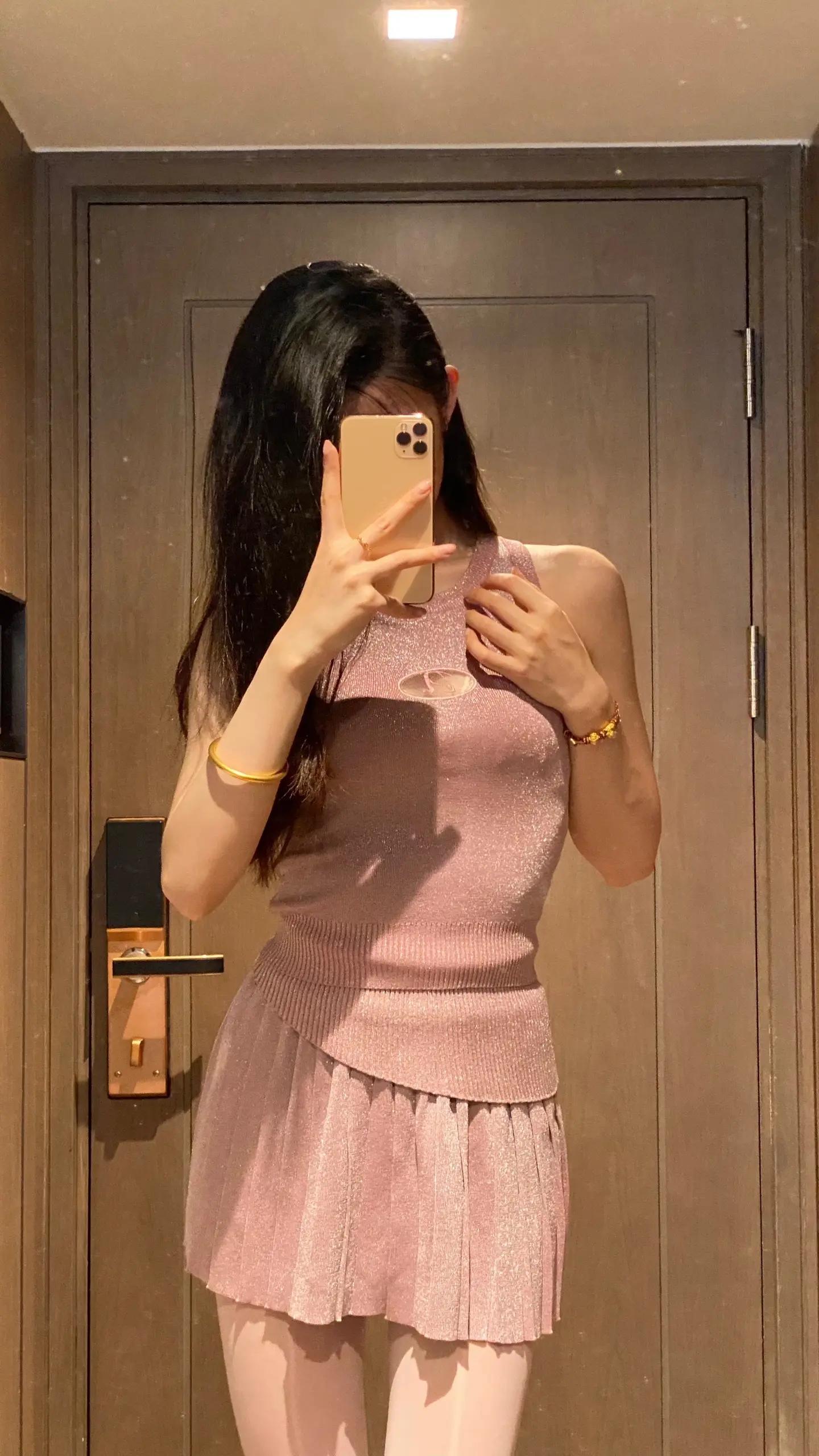 这双原味丝袜让我爱上了镜前的自己。