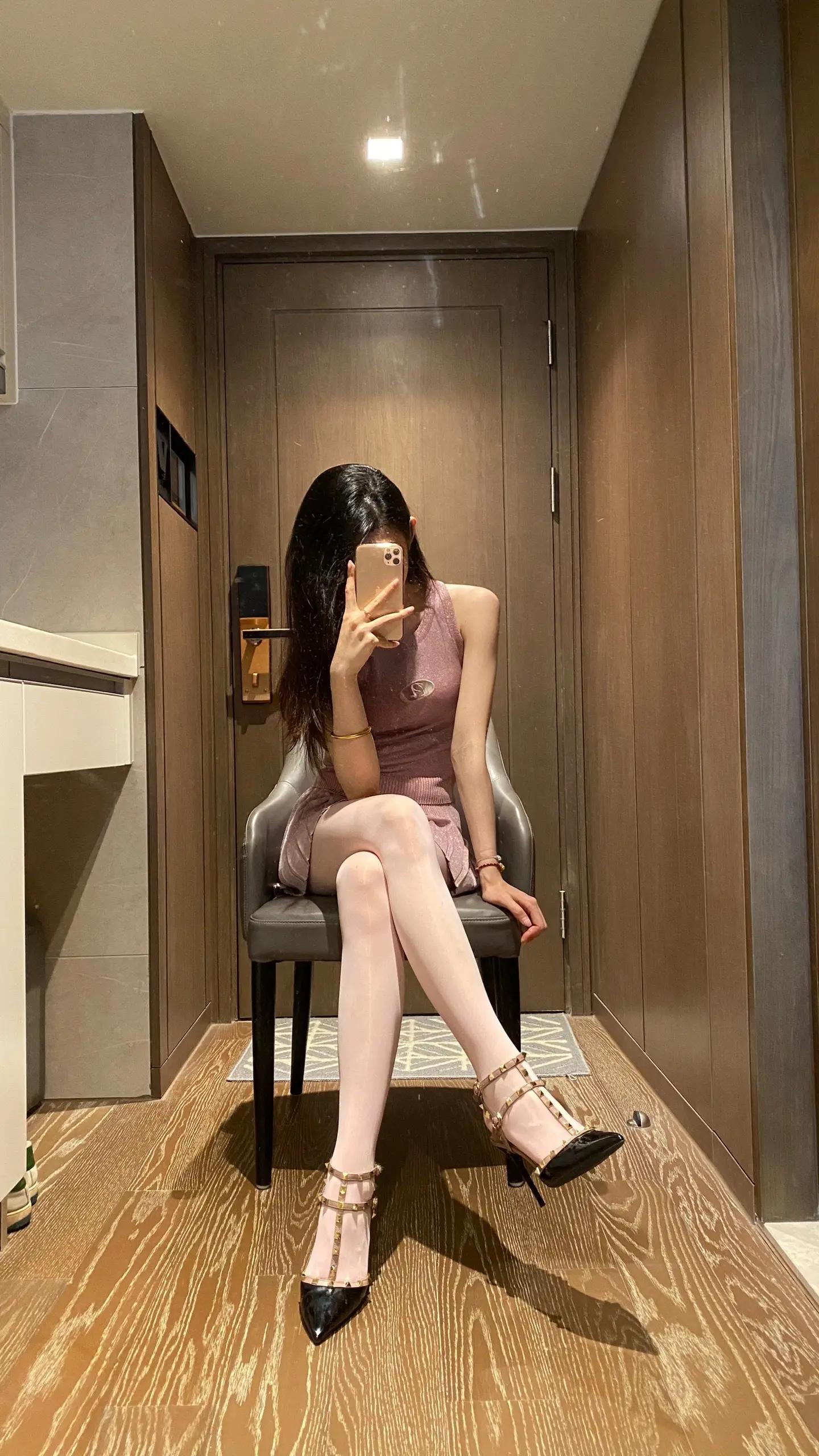 这双原味丝袜让我爱上了镜前的自己。