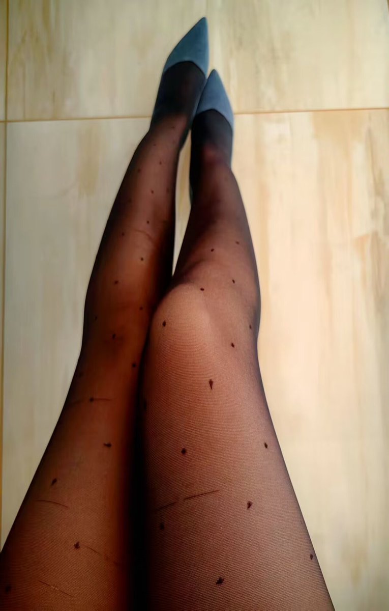 清透蕾丝,自然纯欲对镜拍摄女仆腿图