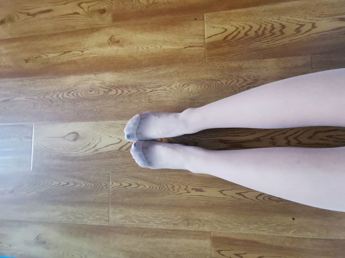 双子座丝袜:当她在镜前戴上你时迷情