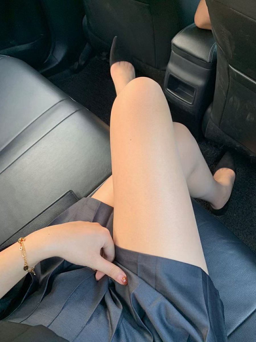 黑丝与肌肤的亲密接触:原味魅力悄然绽放