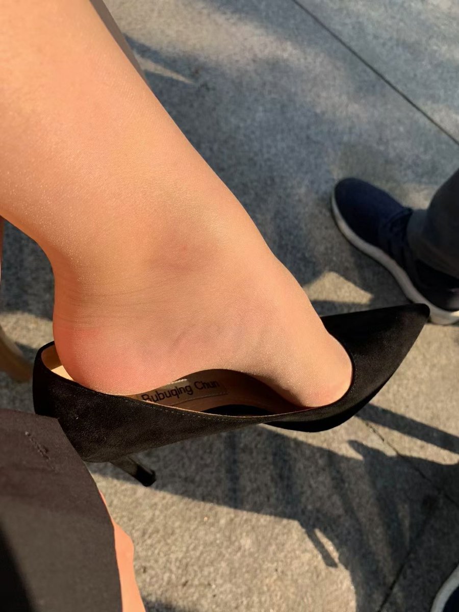 黑丝与肌肤的亲密接触:原味魅力悄然绽放