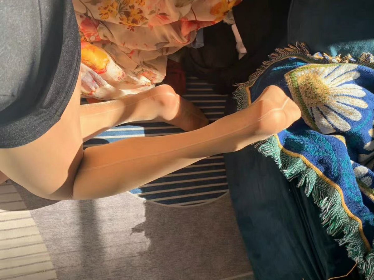 玉色丝袜搭配高跟鞋的私密体验