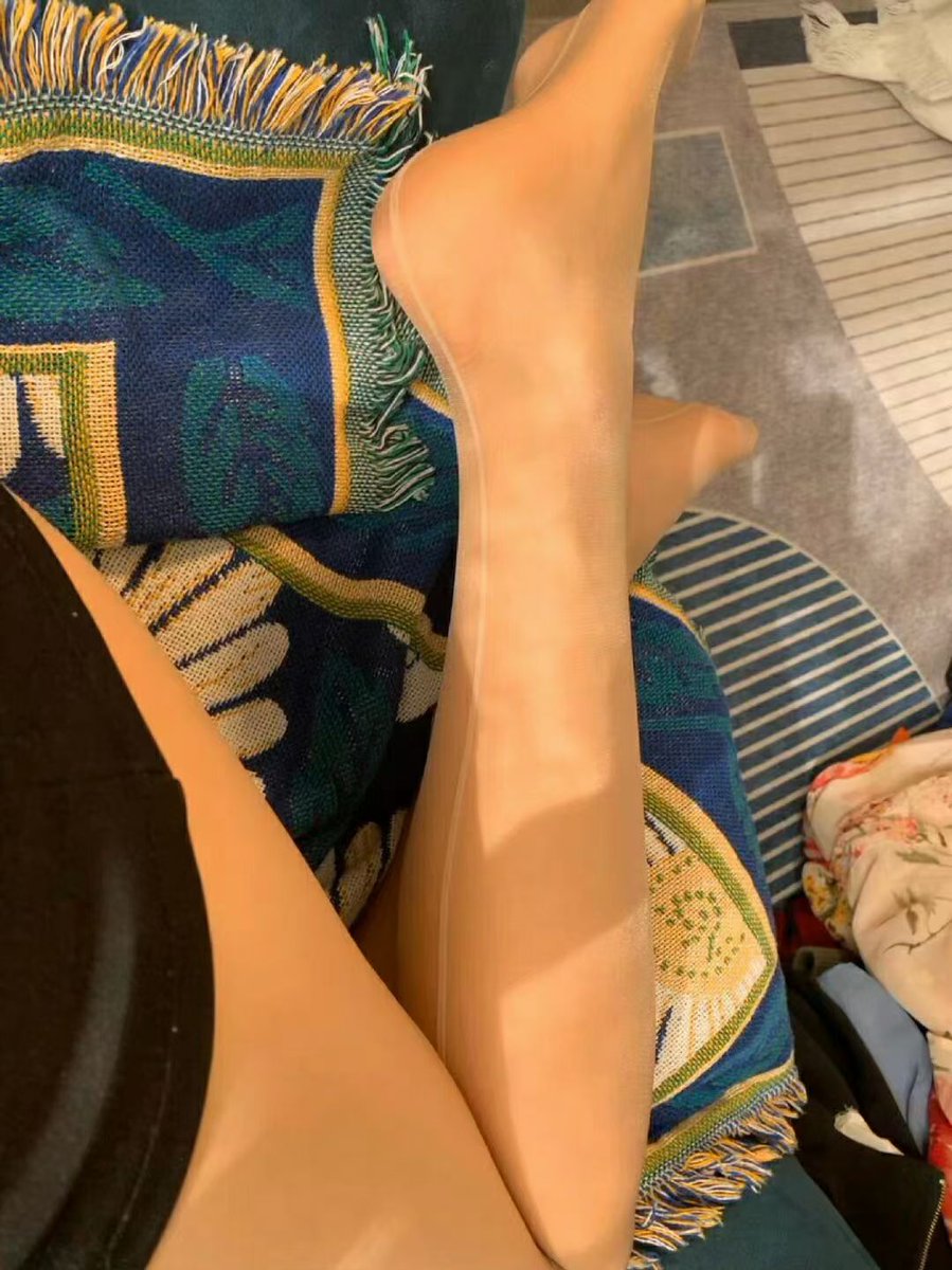 玉色丝袜搭配高跟鞋的私密体验