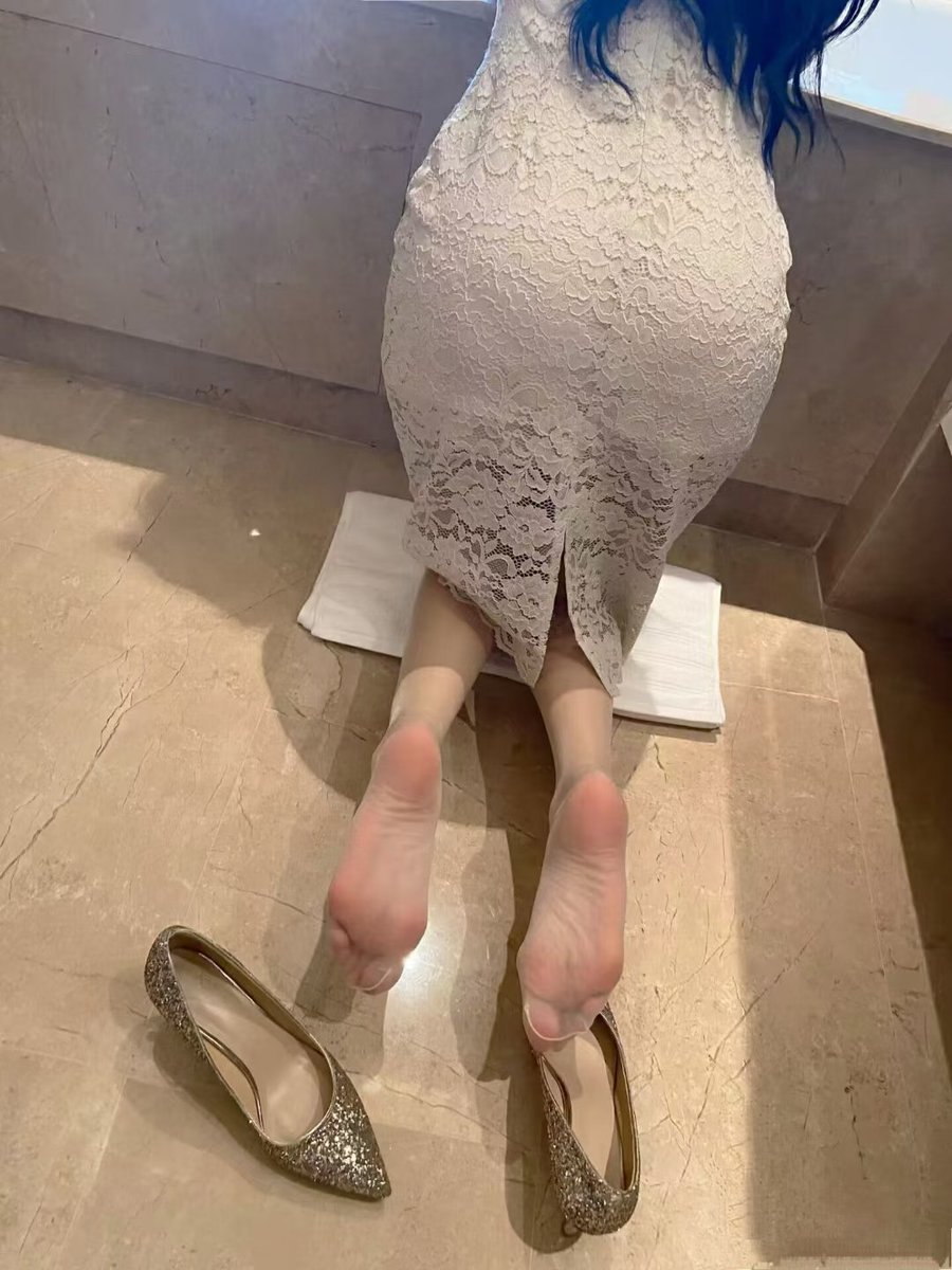 穿上这双原味丝袜吧!你无法复制的性感,尽在镜中展现