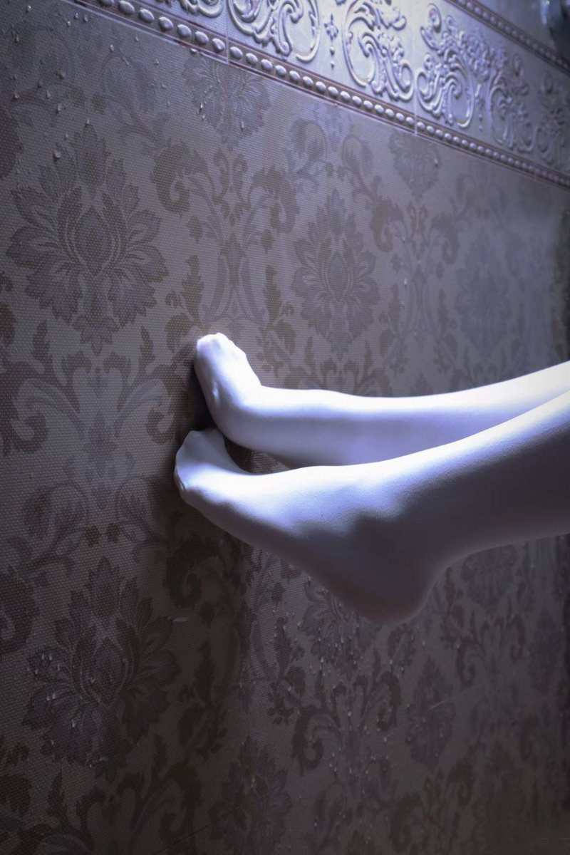 “纯爱丝袜足底,本色轻抚玉足”