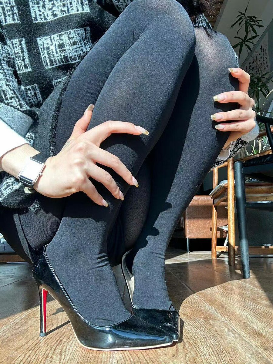 原味诱惑:丝袜足交的魅力秘密