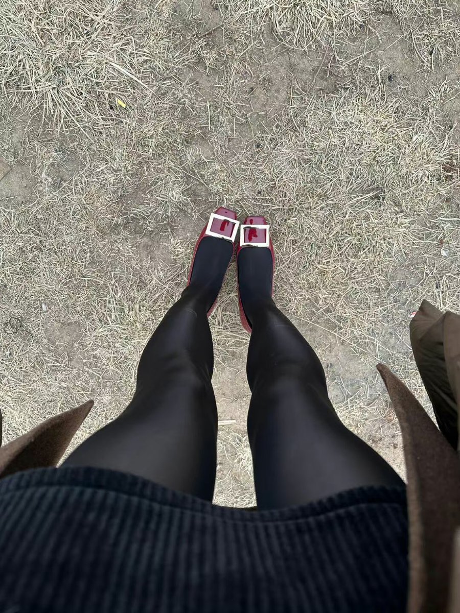 对镜独赏纯白丝袜的原味魅力