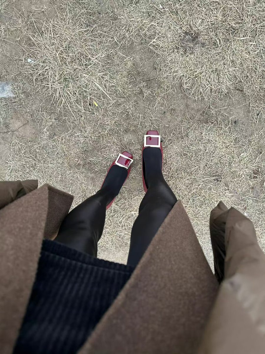 对镜独赏纯白丝袜的原味魅力