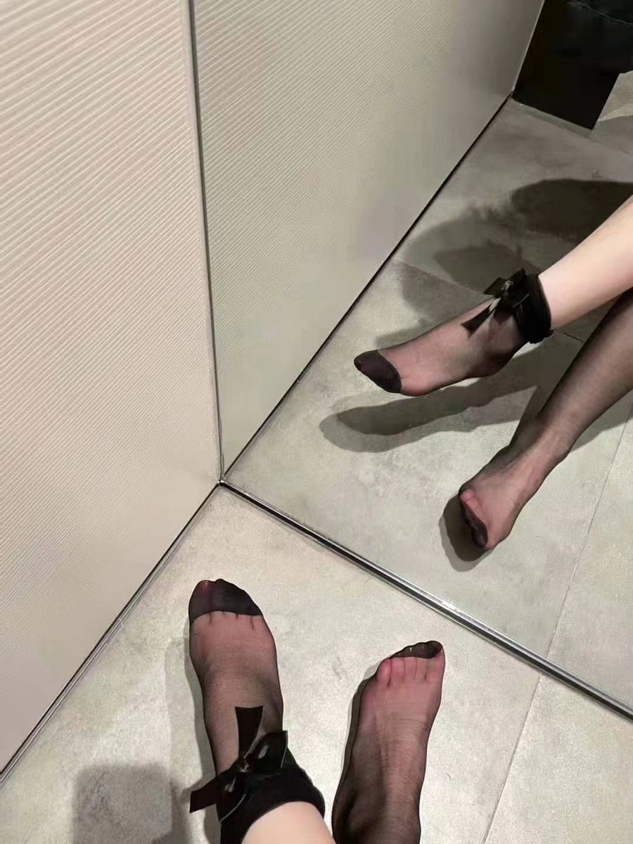 原味肌肤与黑色丝袜的对比自拍