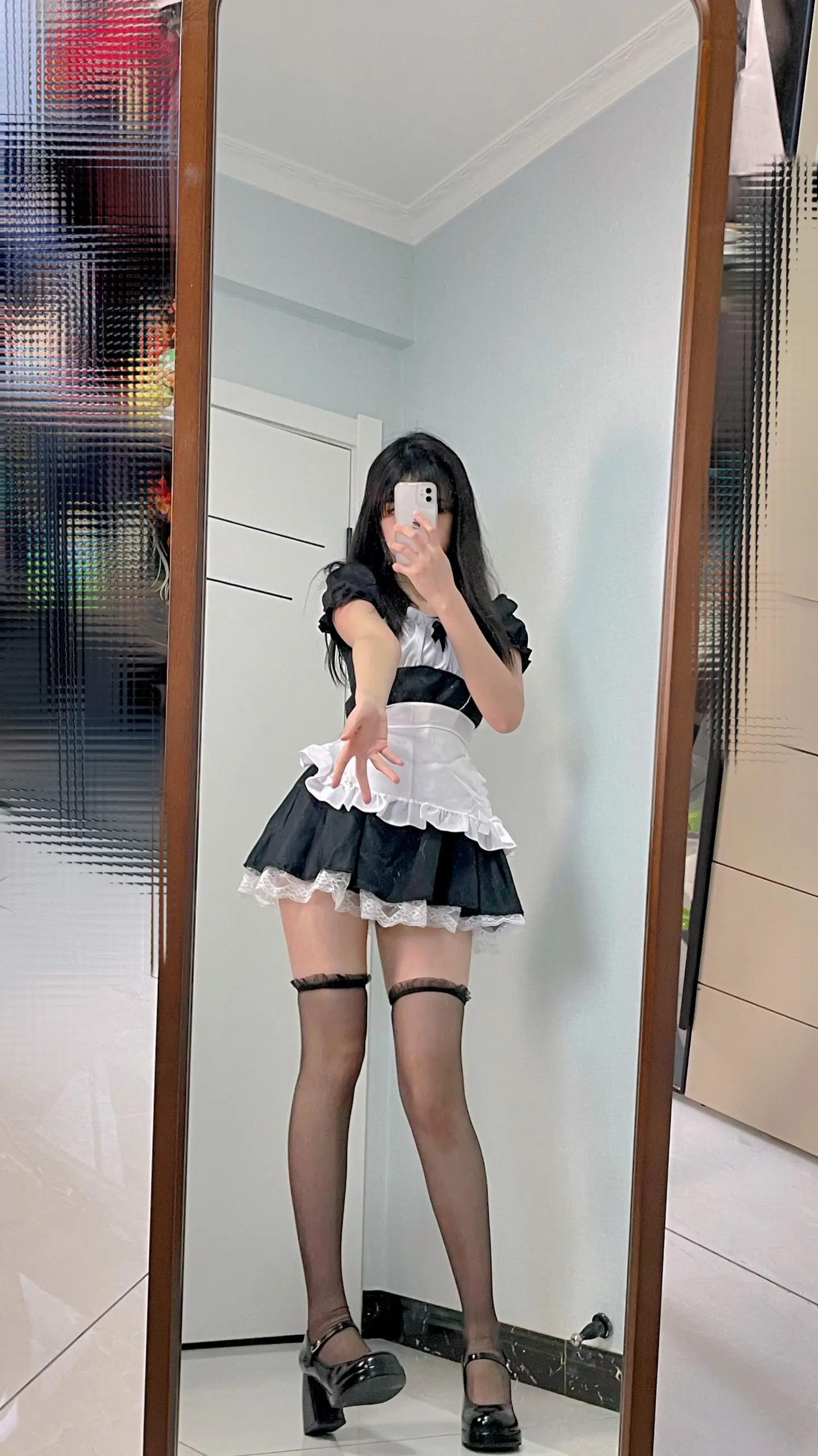 原味丝袜搭配高跟鞋展现长腿魅力