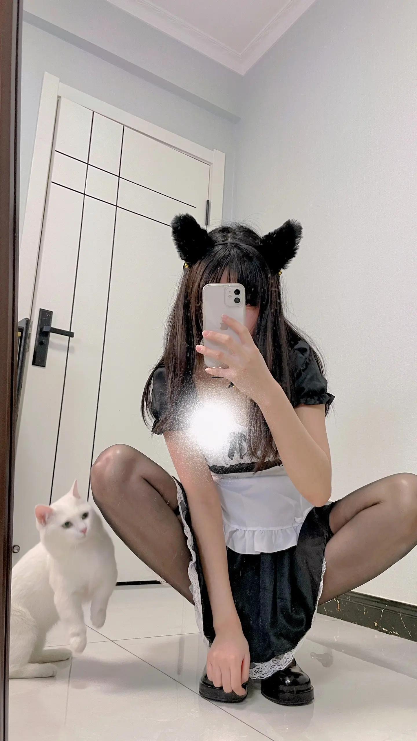 原味丝袜搭配高跟鞋展现长腿魅力