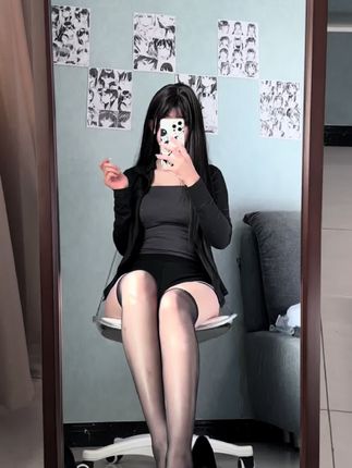 喜欢原味丝袜还是无痕丝袜呢