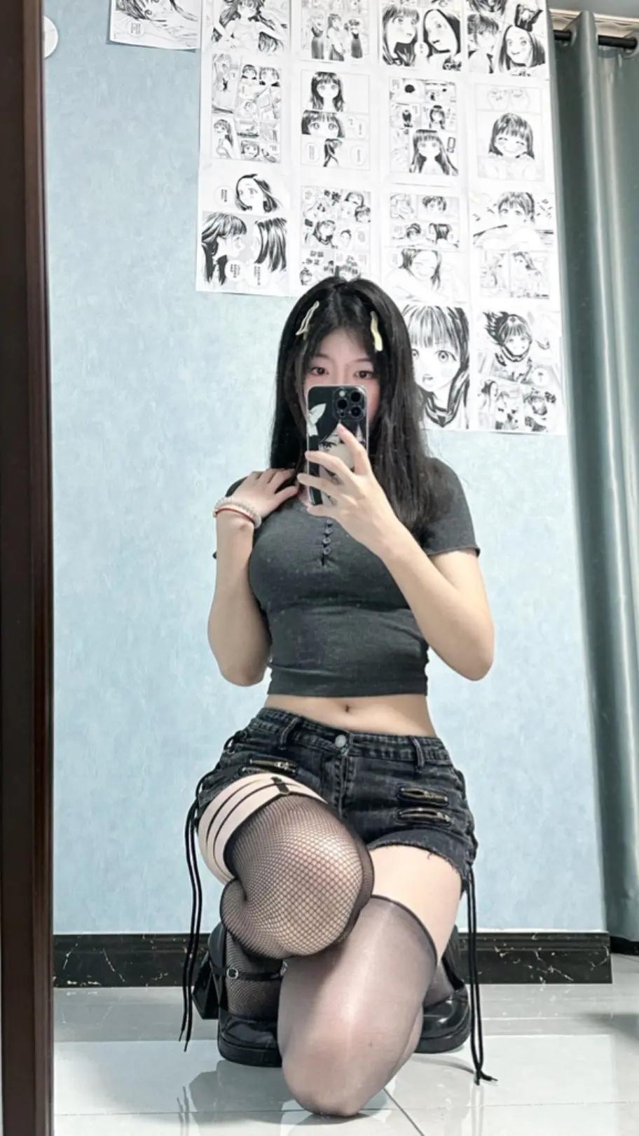 她独拍穿搭 欣赏自己性感原味丝袜