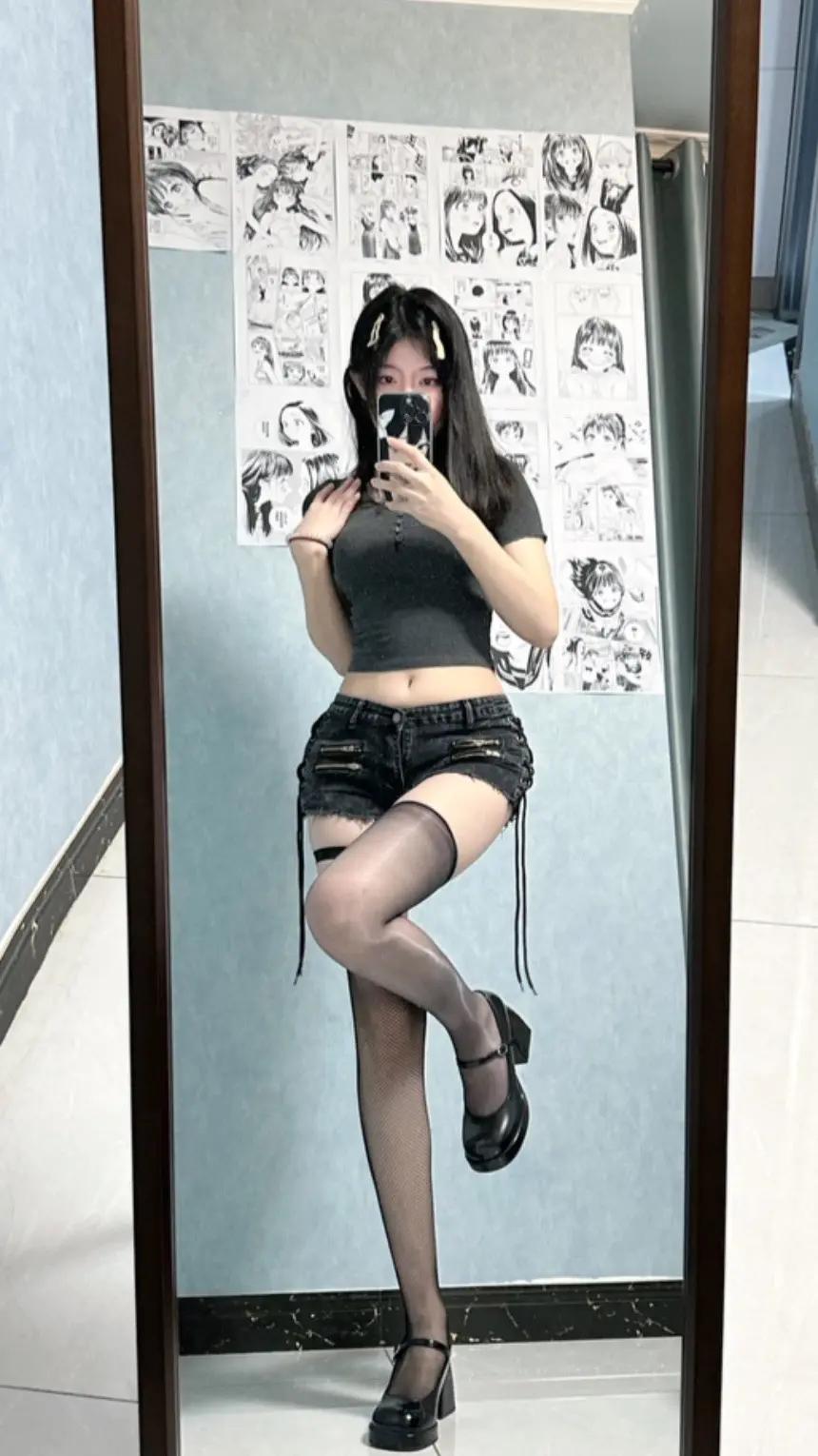 她独拍穿搭 欣赏自己性感原味丝袜