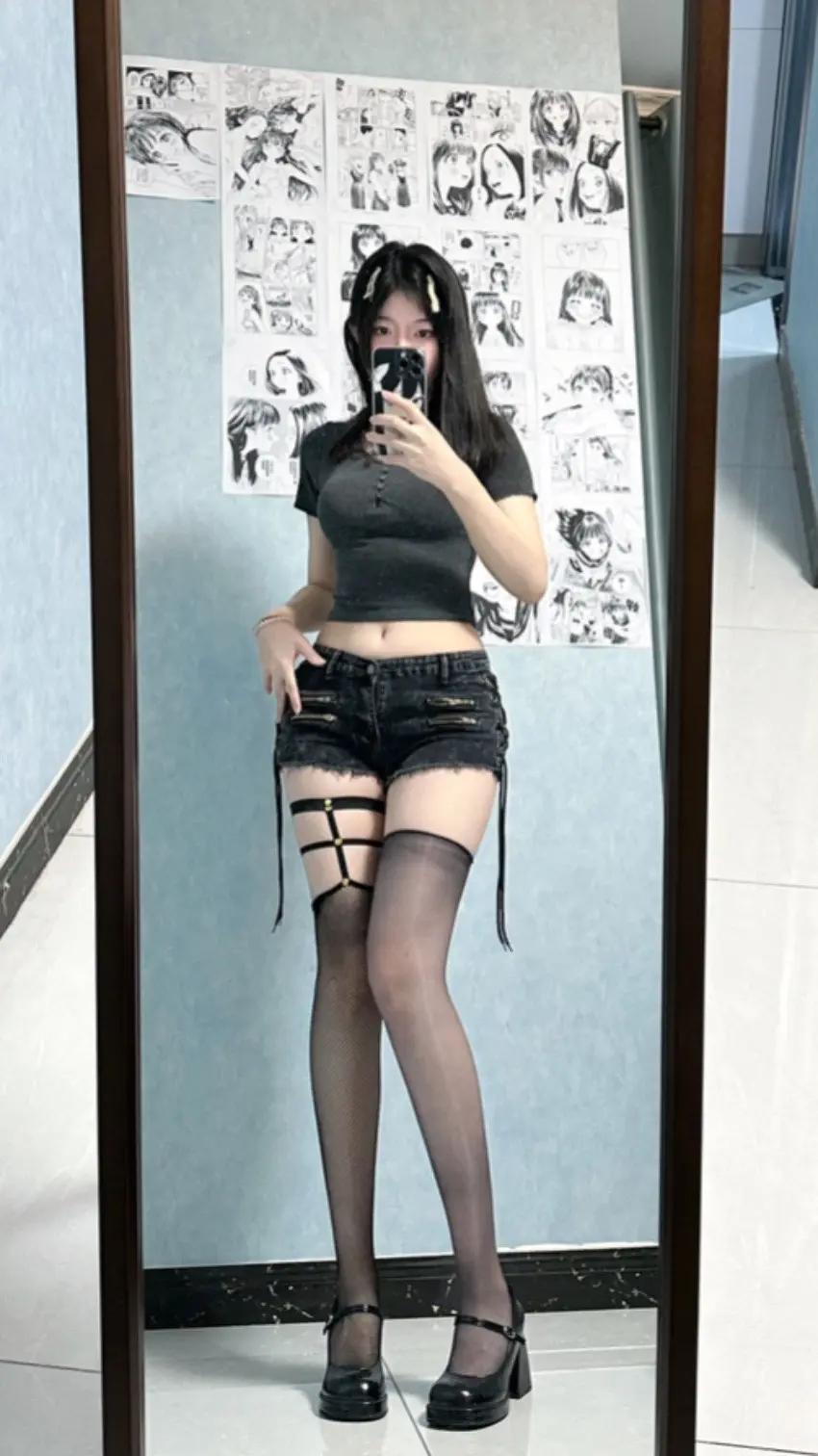 她独拍穿搭 欣赏自己性感原味丝袜