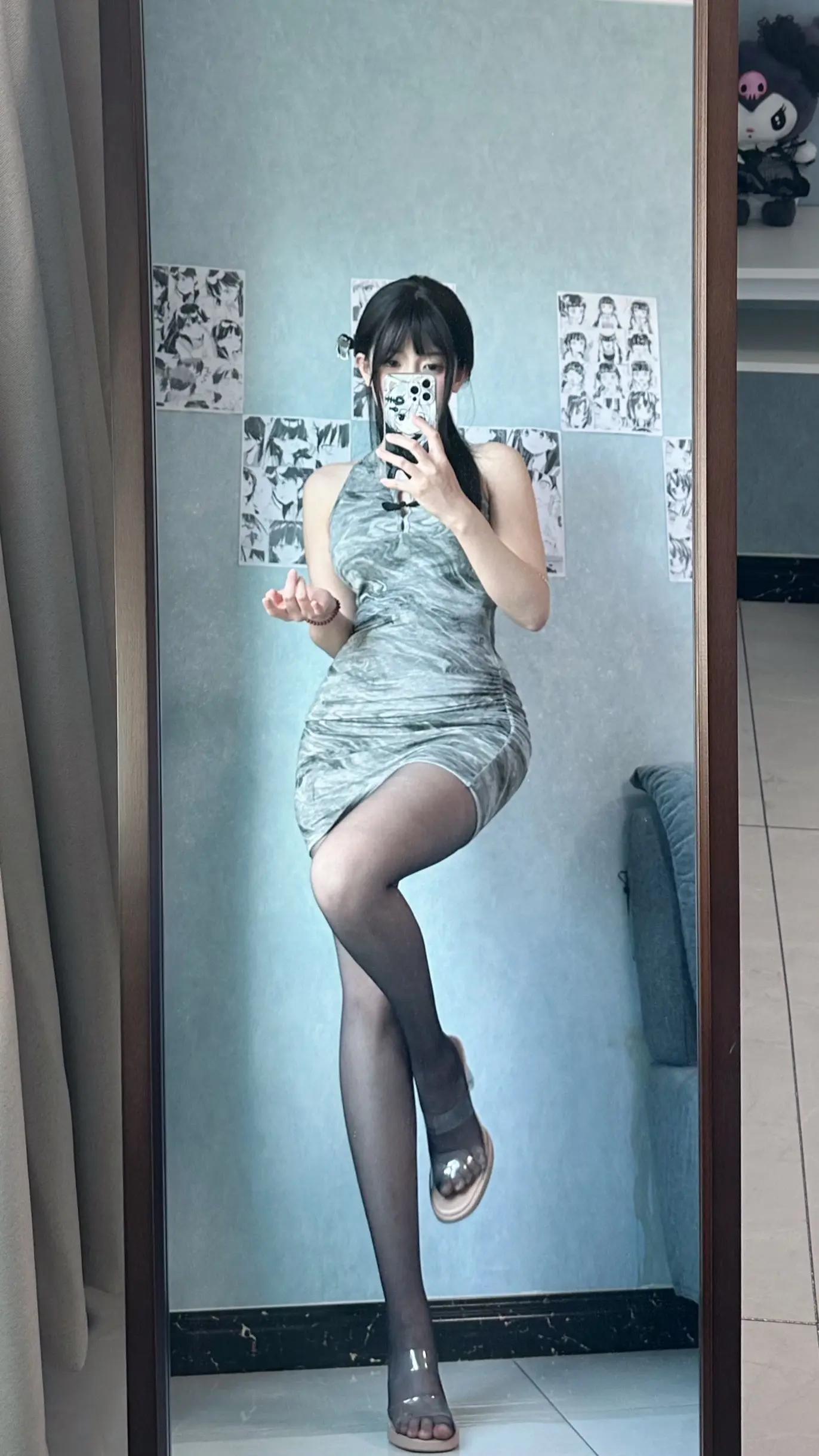 穿这双原味丝袜对镜自拍很甜!