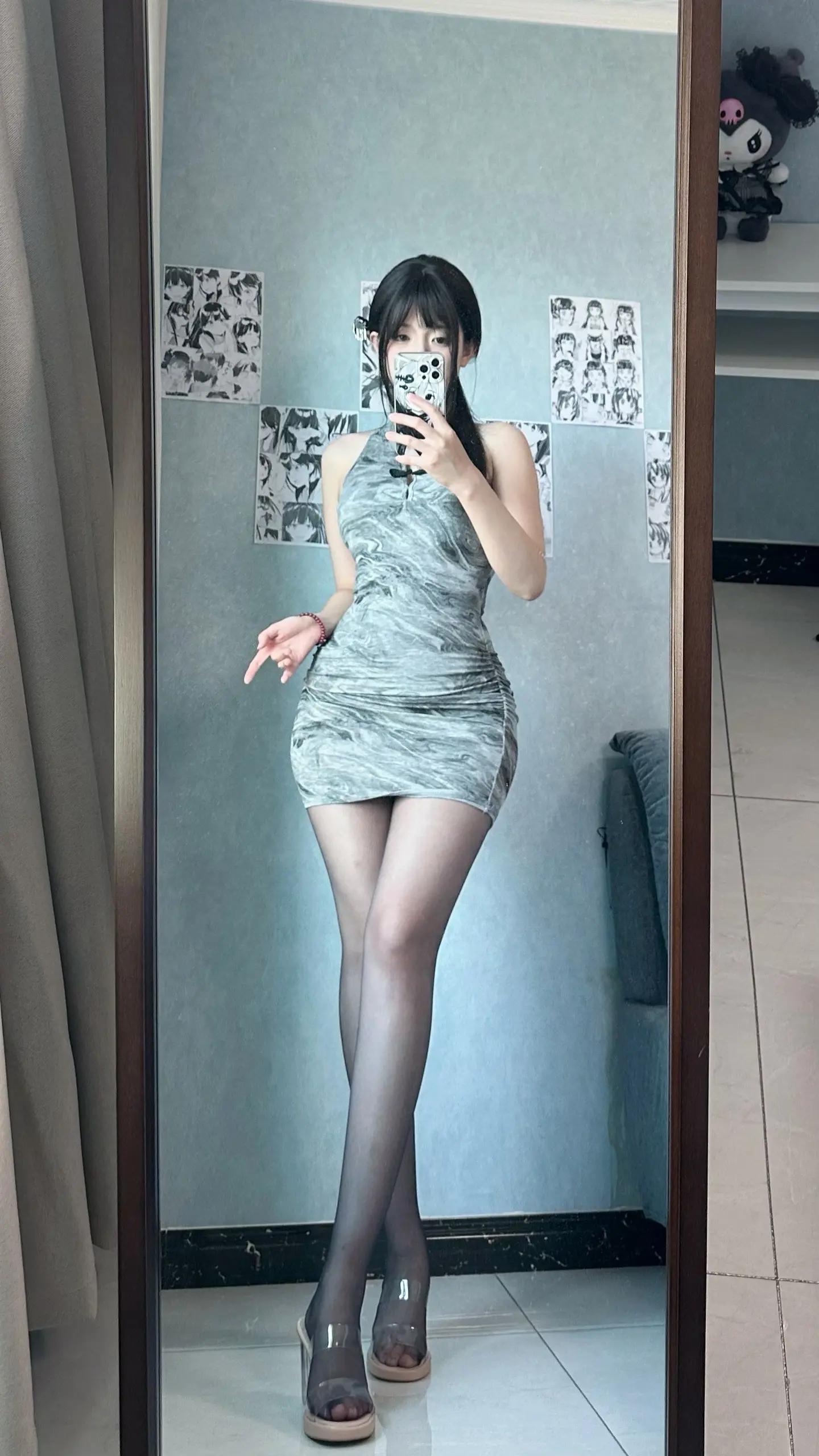 穿这双原味丝袜对镜自拍很甜!