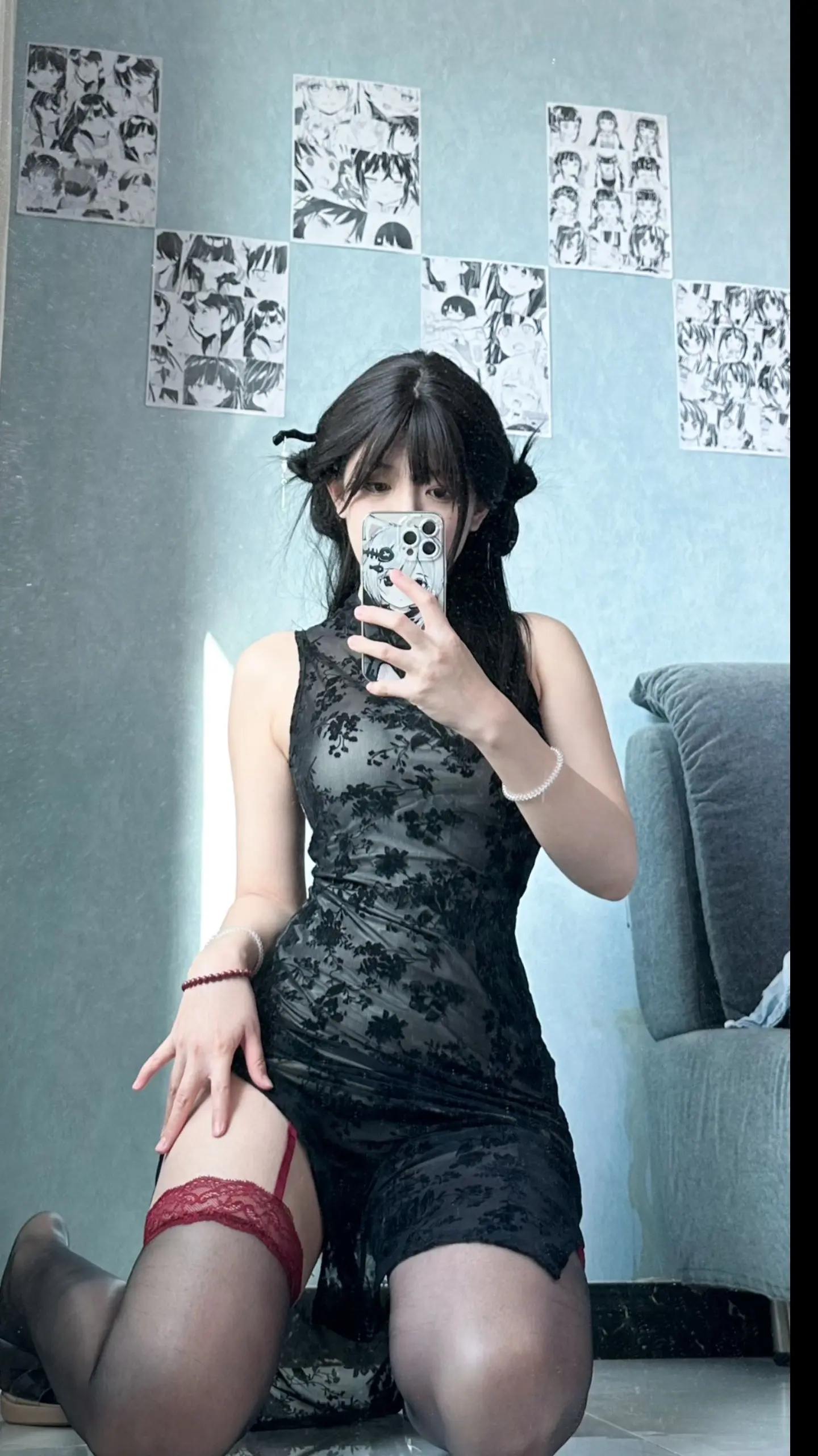 原味丝袜的诱惑:制服穿搭自拍实录