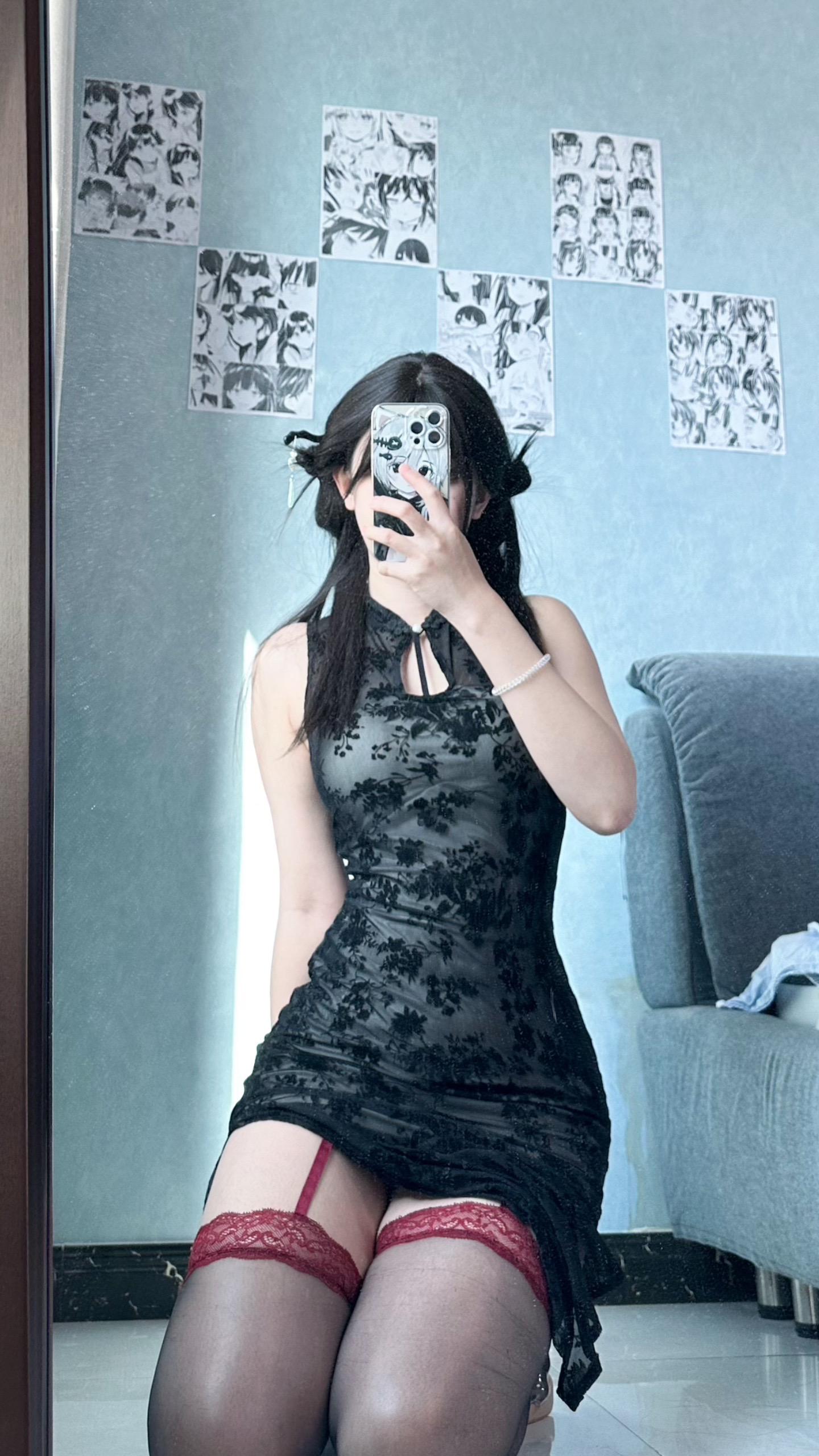 原味丝袜的诱惑:制服穿搭自拍实录